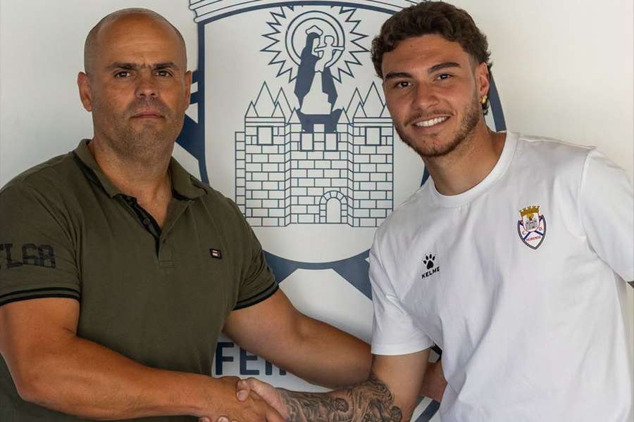 Arthur Viana assinou até 2028 com o Feirense Arthur Viana assinou até 2028 com o Feirense
