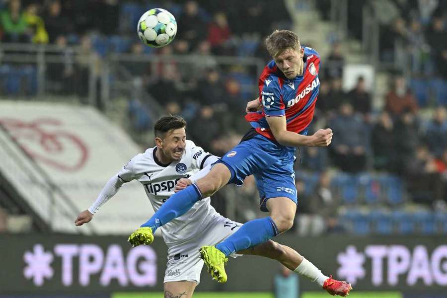 Zleva Milan Petržela ze Slovácka a Lukáš Červ z Plzně Zleva Milan Petržela ze Slovácka a Lukáš Červ z Plzně