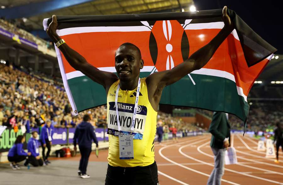 Emmanuel Wanyonyi do Quénia celebra depois de vencer a final dos 800 metros masculinos