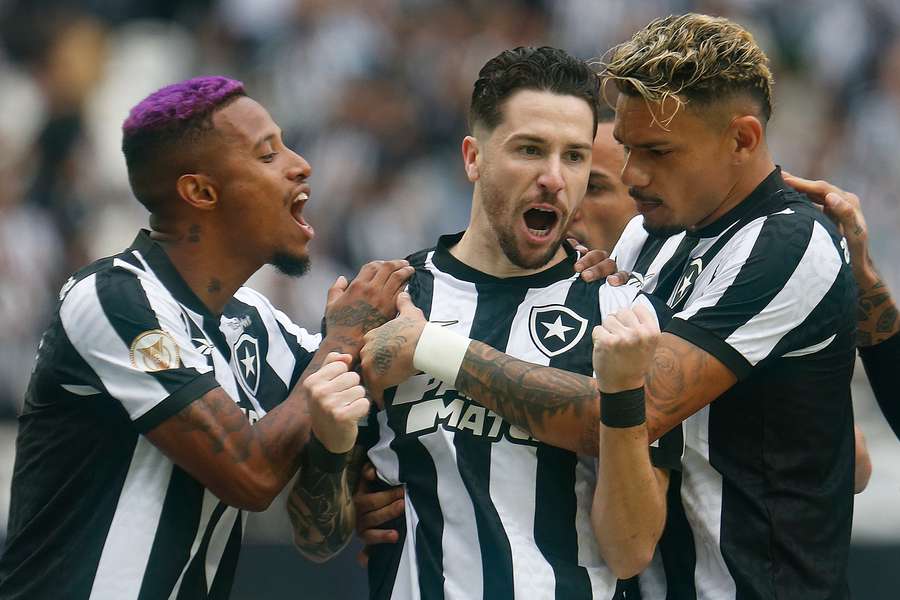 Bota soma 9 vitórias em casa no Brasileirão