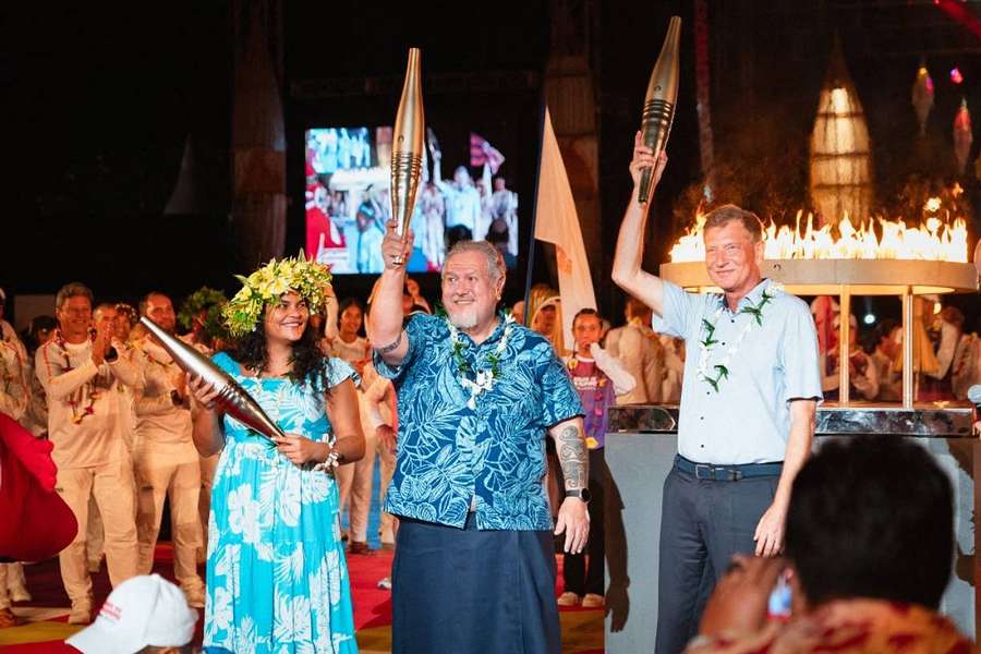 À Tahiti, La Flamme Olympique Au Plus Près De La Vague De Teahupoo ...