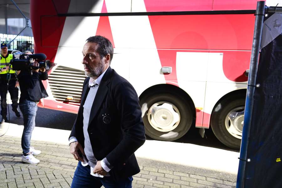 John van 't Schip op een rustiger moment bij de Ajax-spelersbus