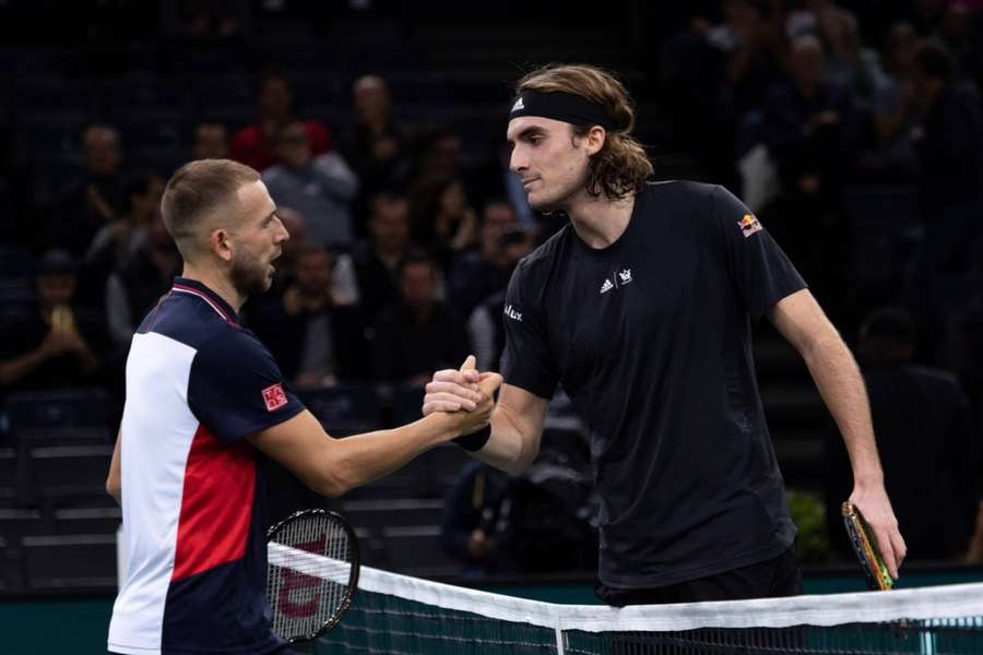 Tsitsipas consigna un triunfo de oro en los cuartos de final en Bercy