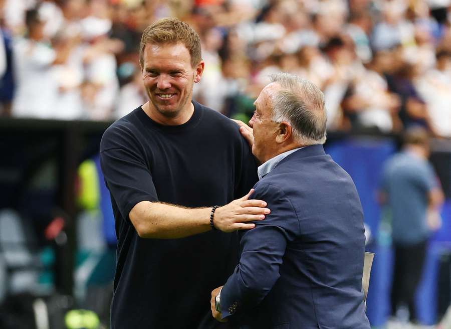 A diferença entre o salário de Nagelsmann (esq.) e Advocaat está na casa dos milhões A diferença entre o salário de Nagelsmann (esq.) e Advocaat está na casa dos milhões