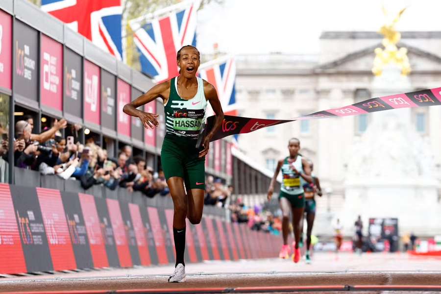 Olympijská vítězka Sifan Hassanová při maratonském debutu v Londýně vyhrála.