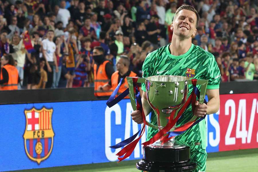 Wojciech Szczesny celebrates their league championship victory