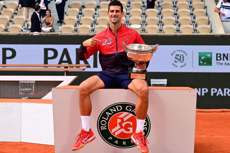 Djokovic com o troféu após a conquista de Roland Garros