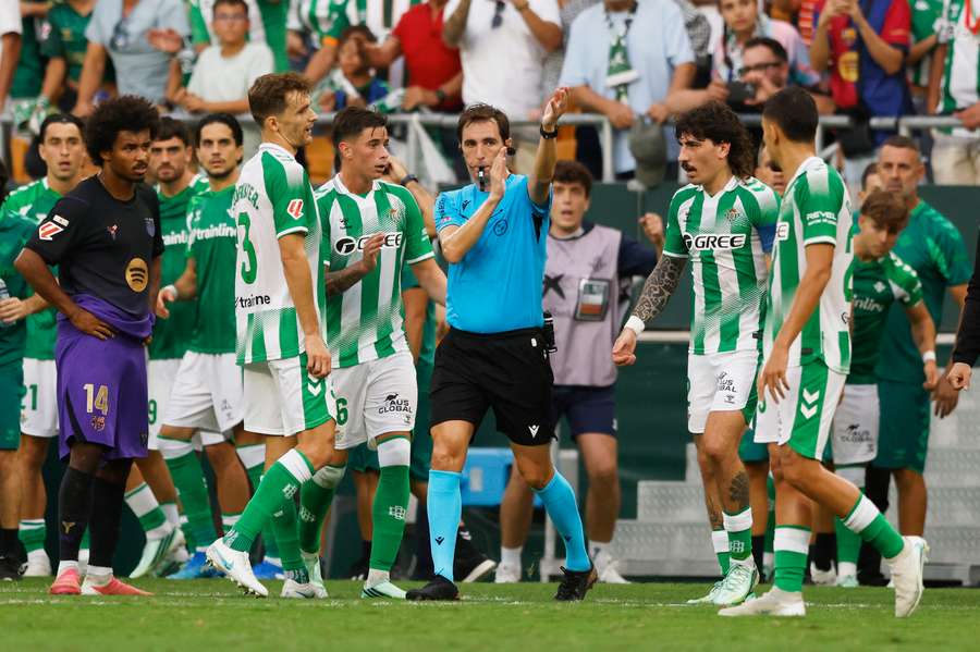 De Burgos Bengoetxea, en el momento de anular el gol de Lo Celso De Burgos Bengoetxea, en el momento de anular el gol de Lo Celso