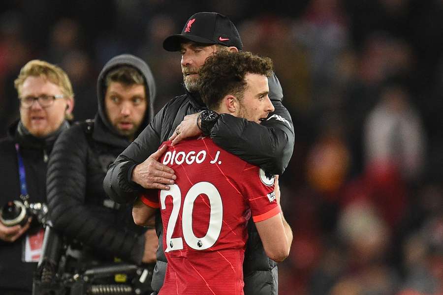 Jürgen Klopp, abrazado a Diogo Jota