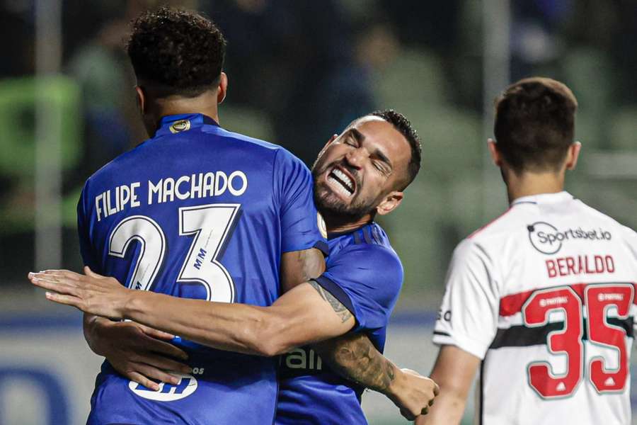 Filipe Machado e Gilberto comemoram o autogolo de Rafinha
