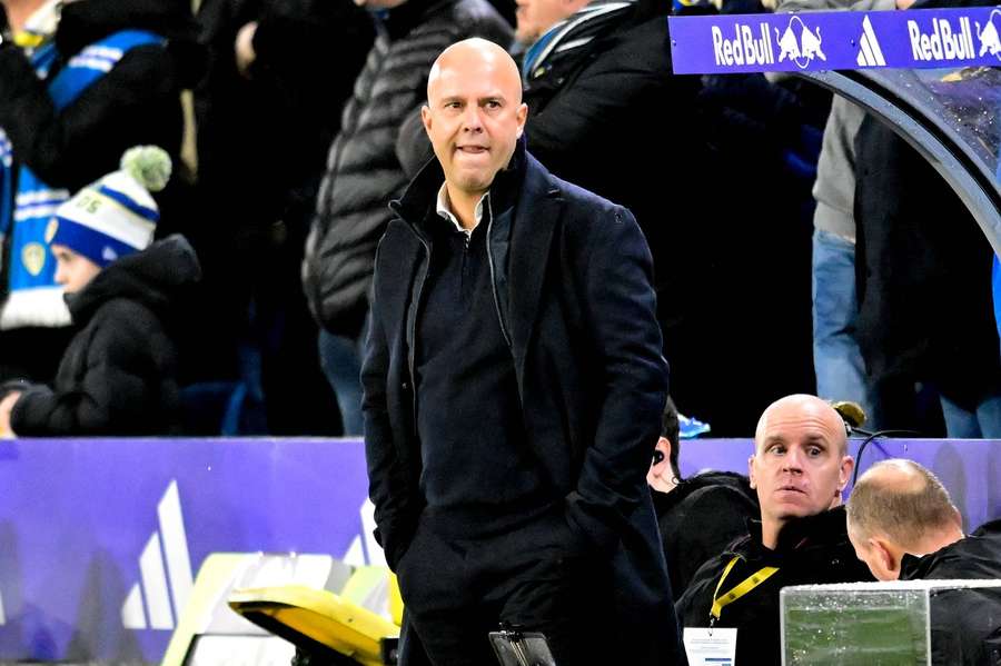 Zamyslený Arne Slot počas zápasu.