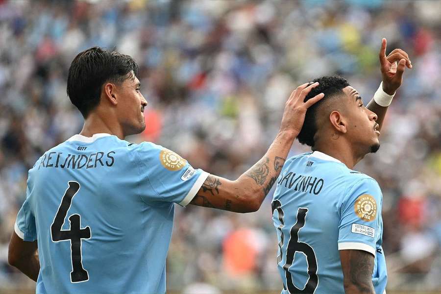 Tijjani Reijnders et Savinho célébrant le but du 5-1 face à la Juventus avec Manchester City, le 26 juin 2025.