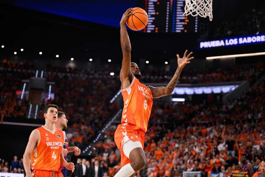 Jean Montero entra a canasta durante el Valencia Basket-Barcelona