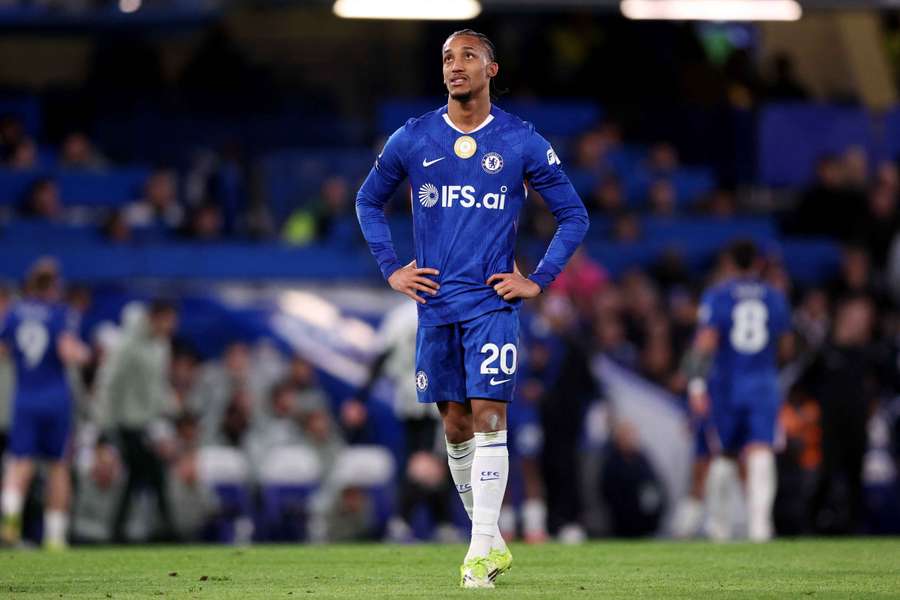 João Pedro ameaça o Chelsea