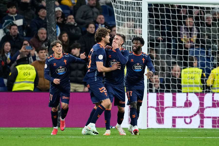 Los jugadores del Celta celebran el 2-2 de Marcos Alonso de penalti en el Bernabéu