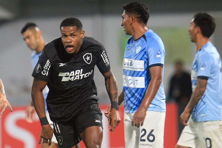 Júnior Santos abriu o placar para o Botafogo no primeiro tempo