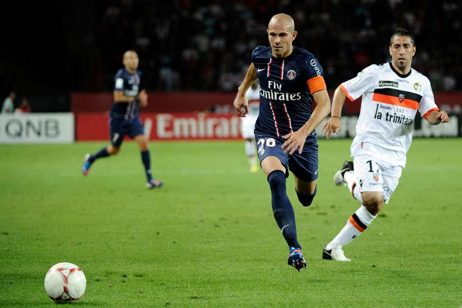 Le Parisien Christophe Jallet lutte pour le ballon avec le Lorientais Lucas Mareque lors du match de Ligue 1 PSG–Lorient, le 11 août 2012 au Parc des Princes.