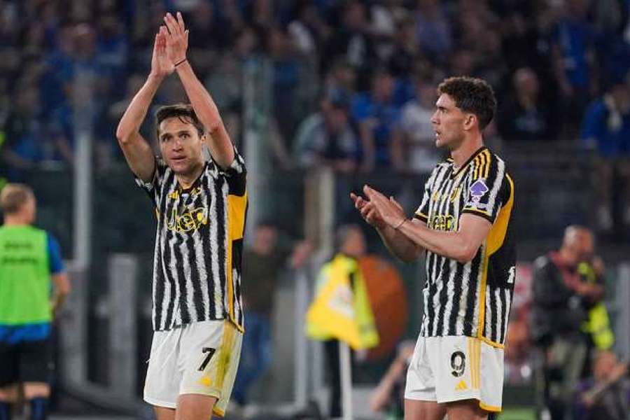 Juventus players celebrate win 