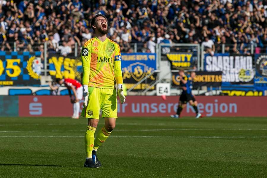 Saarbrückens Torhüter Menzel schreit seine Freude heraus. 
