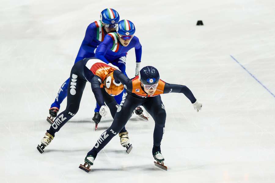 Suzanne Schulting en Xandra Velzeboer in actie tijdens de kwartfinale vrouwen relay