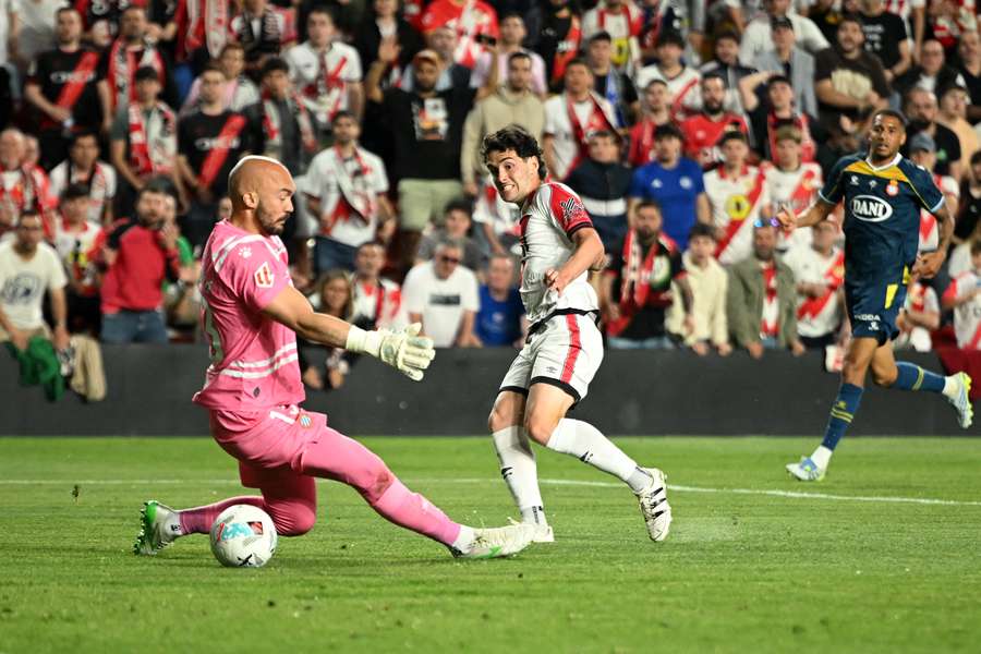 Camello, marcando ante Dmitrovic