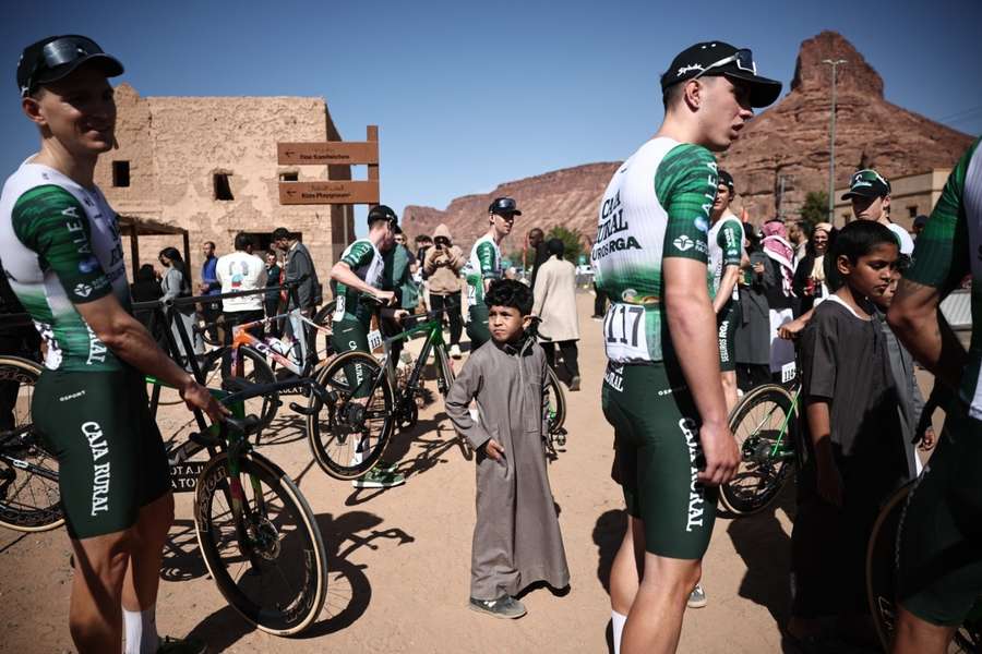 Corredores del Caja Rural en el AlUla Tour 