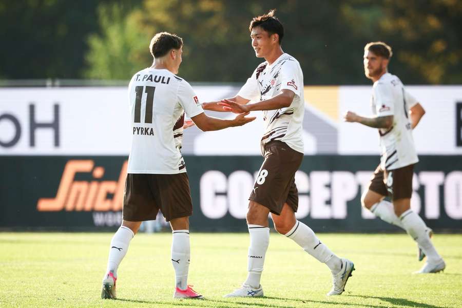 Taichi Hara (m.) feiert seinen Treffer zum 2:0 Taichi Hara (m.) feiert seinen Treffer zum 2:0