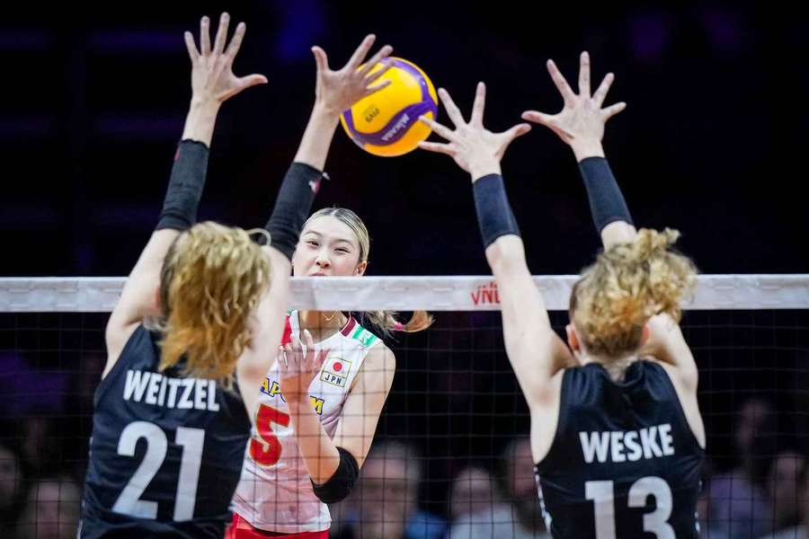 Weitzel und Weske probieren Sato zu blocken Weitzel und Weske probieren Sato zu blocken