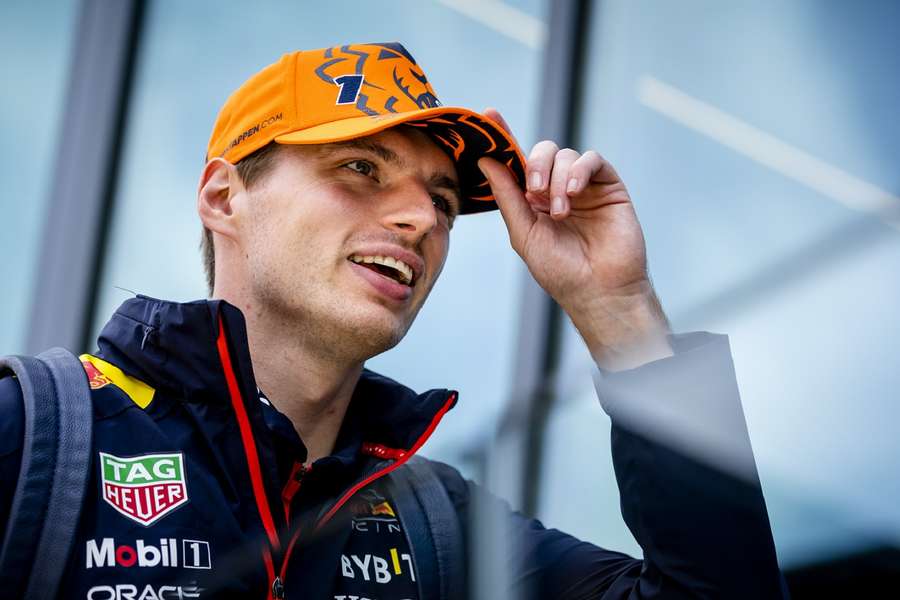 Verstappen komt aan op het circuit