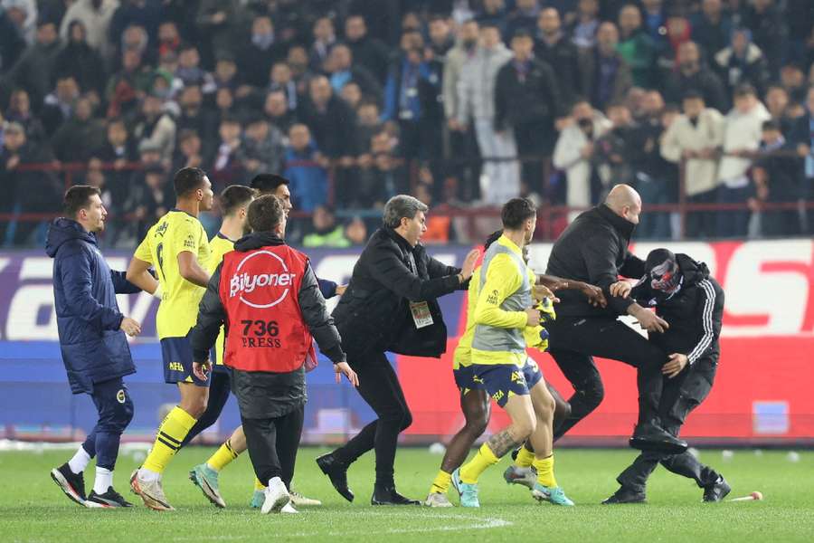 Los jugadores del Fenerbahçe fueron agredidos por hinchas del Trabzonspor tras el partido.