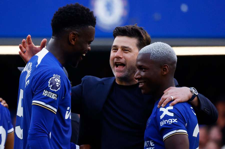 Mauricio Pochettino congratulates his players after the win against Bournemouth