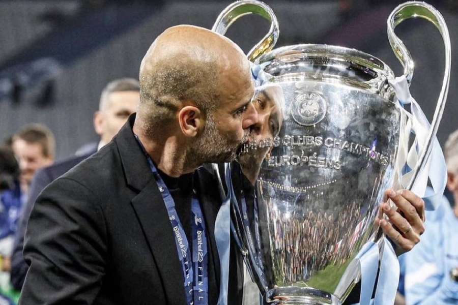 Pep Guardiola beija a taça de campeão da Champions