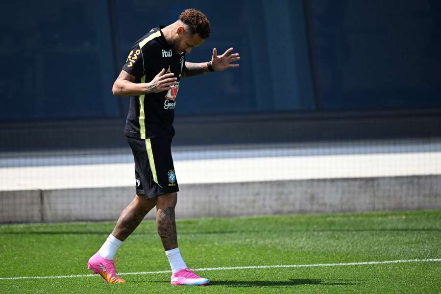 Neymar faz oração antes de entrada no gramado para treino com a Seleção Neymar faz oração antes de entrada no gramado para treino com a Seleção