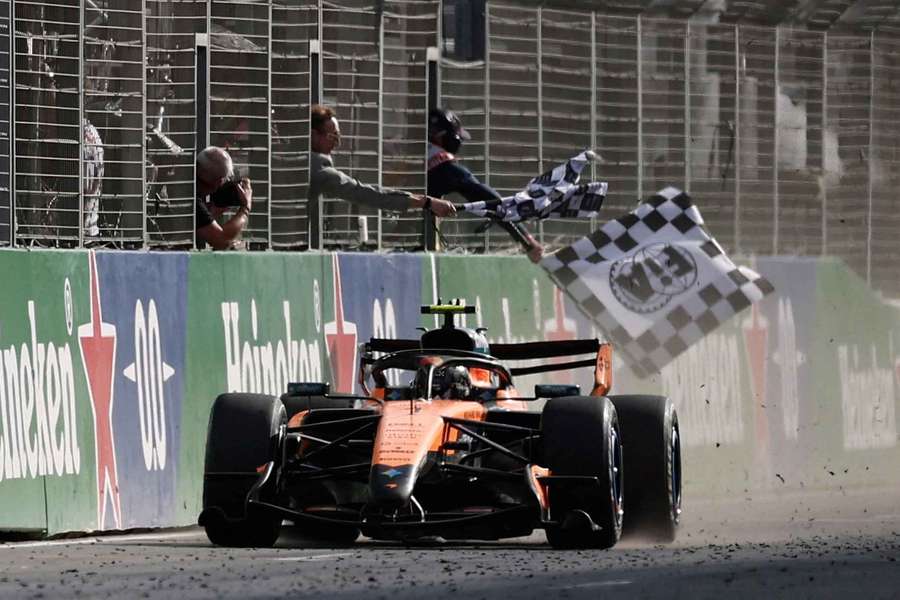 V Nizozemsku zvítězil Lando Norris. V Nizozemsku zvítězil Lando Norris.