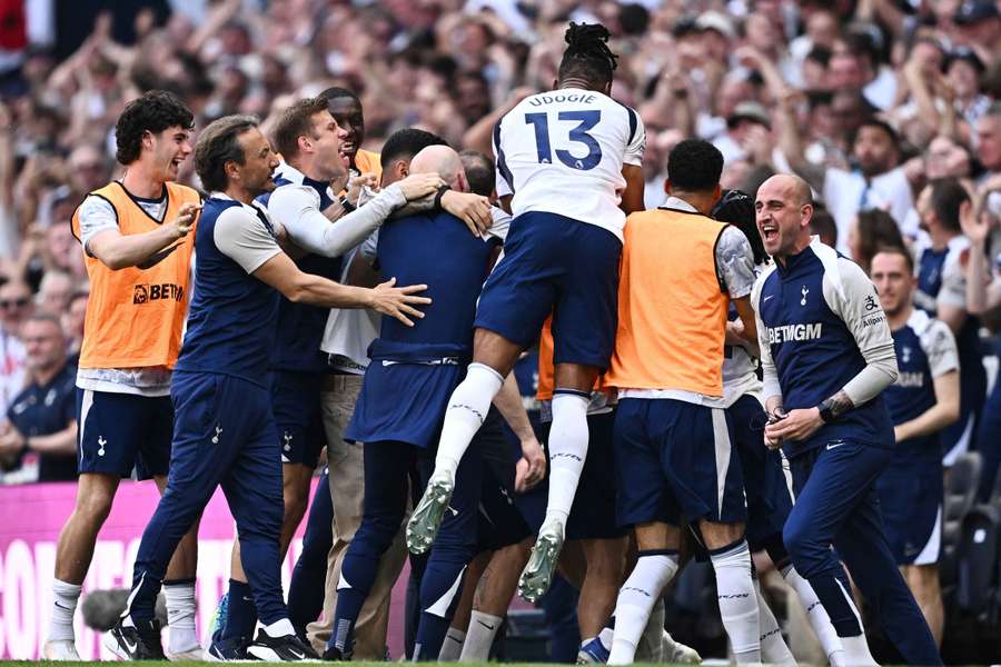 Le banc de Tottenham et les joueurs, en pleine célébration ce dimanche.