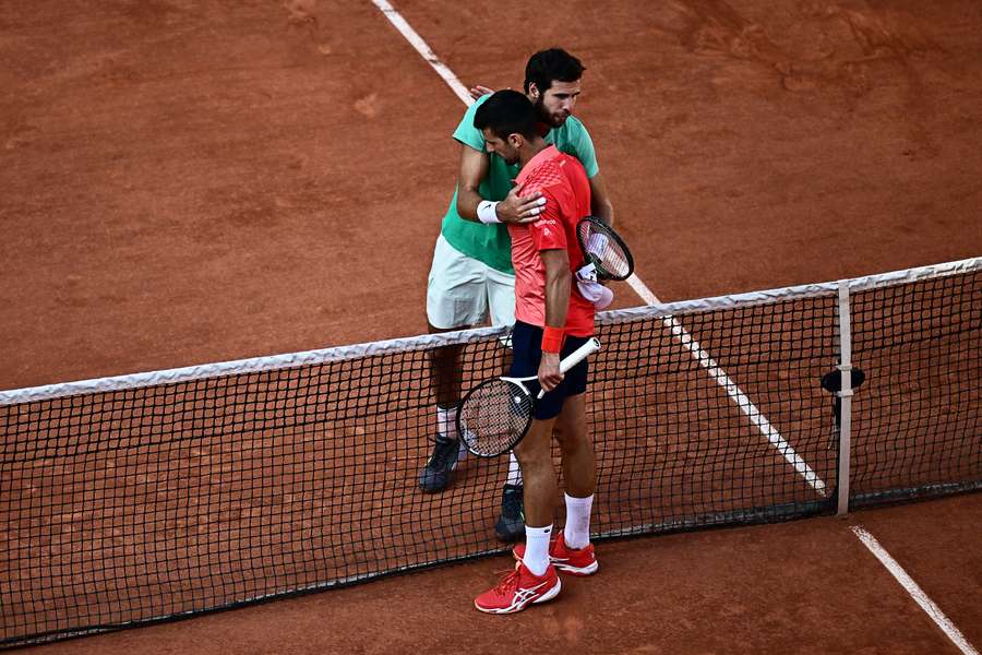 Djokovic und Khachanov nach Partieende.