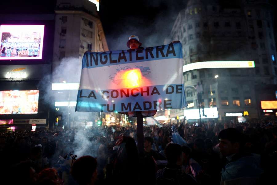 Inglaterra, vá para a..., diz a bandeira do argentino Inglaterra, vá para a..., diz a bandeira do argentino