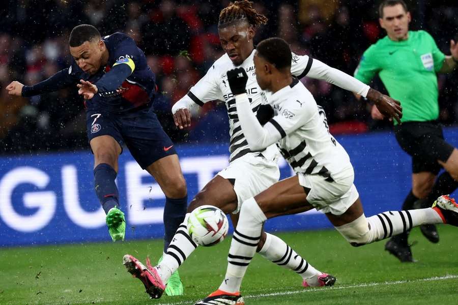 Mbappé fue sustituido ante el Rennes