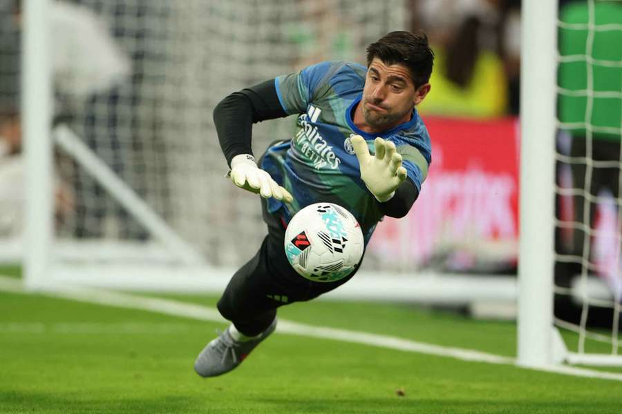 Courtois hace una parada con el Real Madrid