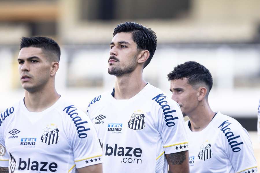 Basso estava no futebol português, no Arouca, antes de se mudar para o Santos