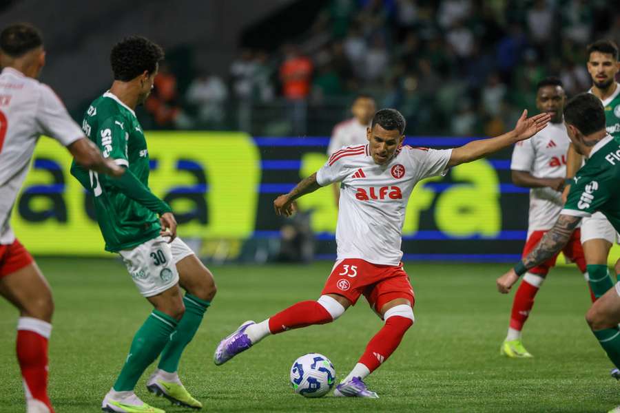 Derrota do Inter coloca técnico Roger Machado na corda bamba Derrota do Inter coloca técnico Roger Machado na corda bamba