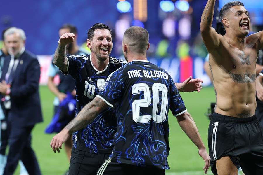 Lionel Messi et Alexis Mac Allister célèbrent la qualification de l’Argentine face à l’Angleterre en demi-finale de la Coupe du monde 2026, le 15 juillet à Atlanta.