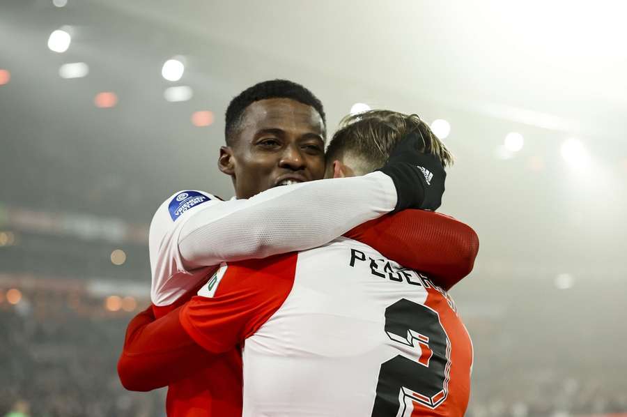 Feyenoord blijft koploper in Eredivisie na reguliere overwinning op tien man van NEC