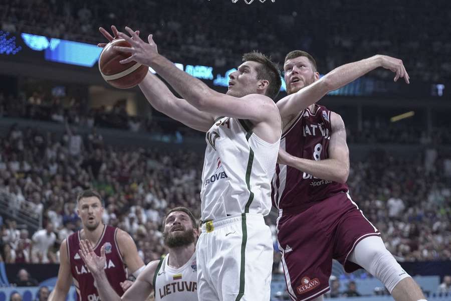 Azuolas Tubelis, against Davis Bertans Azuolas Tubelis, against Davis Bertans