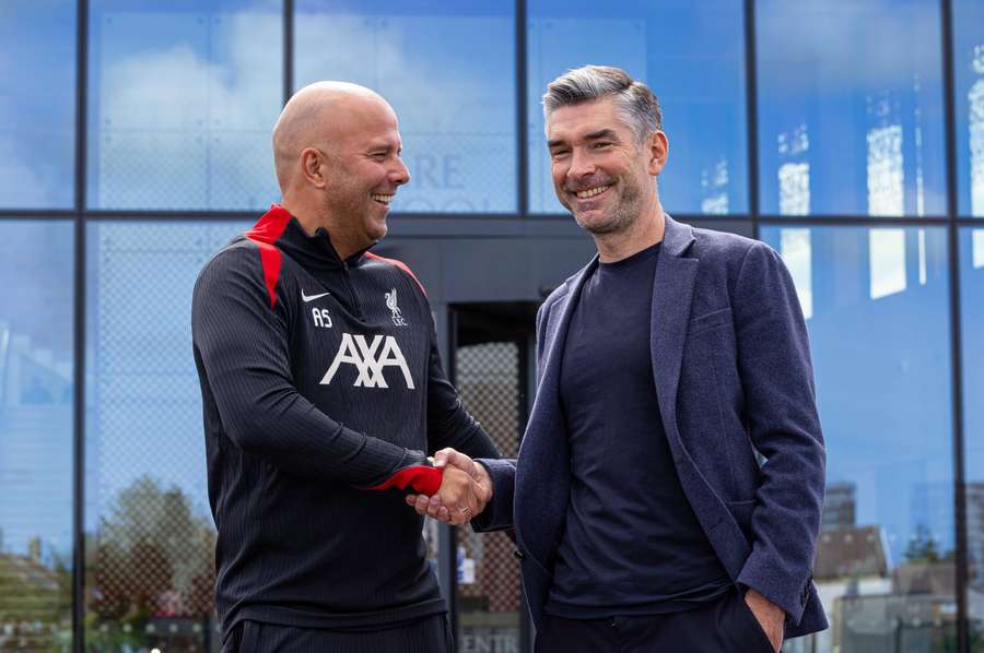 Arne Slot, treinador do Liverpool, com Richard Hughes, diretor desportivo