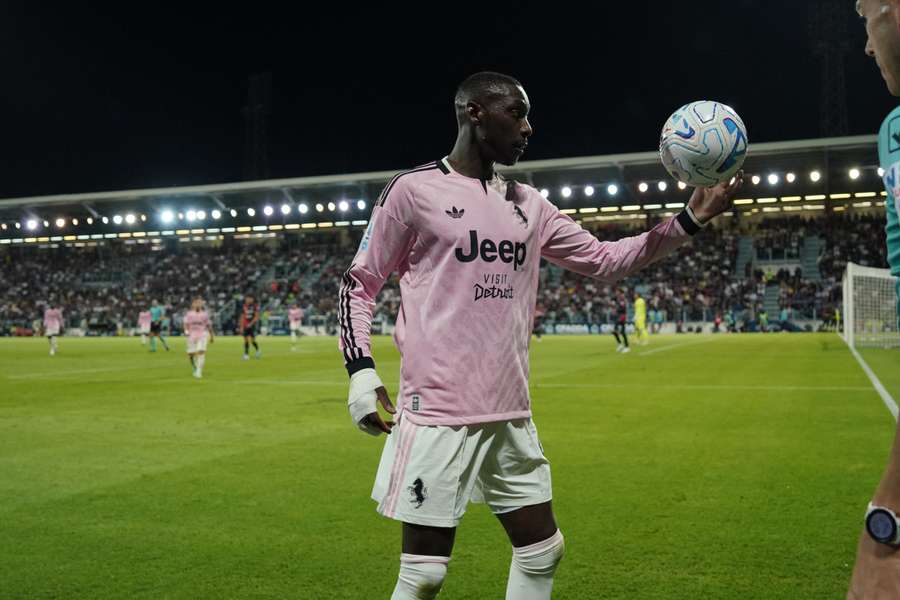 Kolo Muani guarda il pallone come a dire "Finalmente sei entrato!"