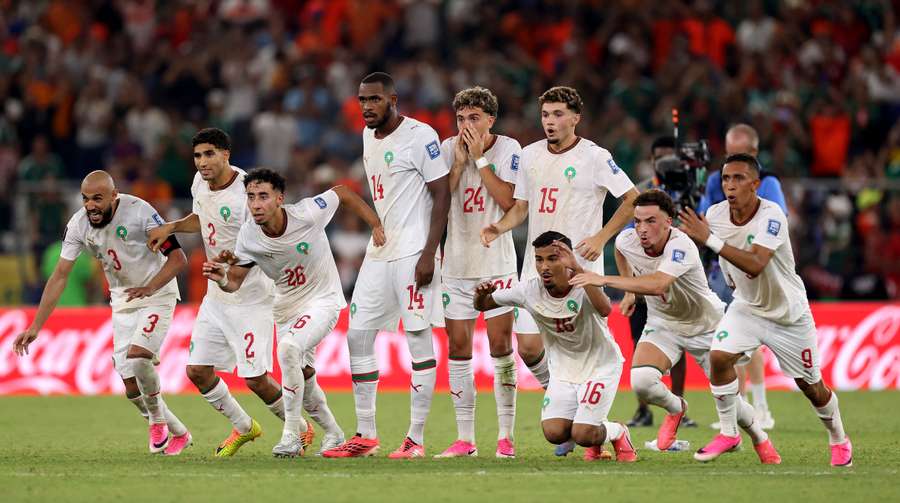 Les joueurs du Maroc s’élancent alors qu’Ismael Saibari, numéro 11 du Maroc, inscrit le cinquième penalty de son équipe, synonyme de victoire, lors de la séance de tirs au but. Les joueurs du Maroc s’élancent alors qu’Ismael Saibari, numéro 11 du Maroc, inscrit le cinquième penalty de son équipe, synonyme de victoire, lors de la séance de tirs au but.