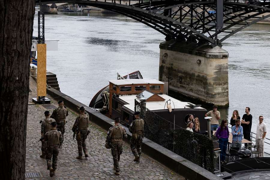 Patrulha militar junto ao rio Sena