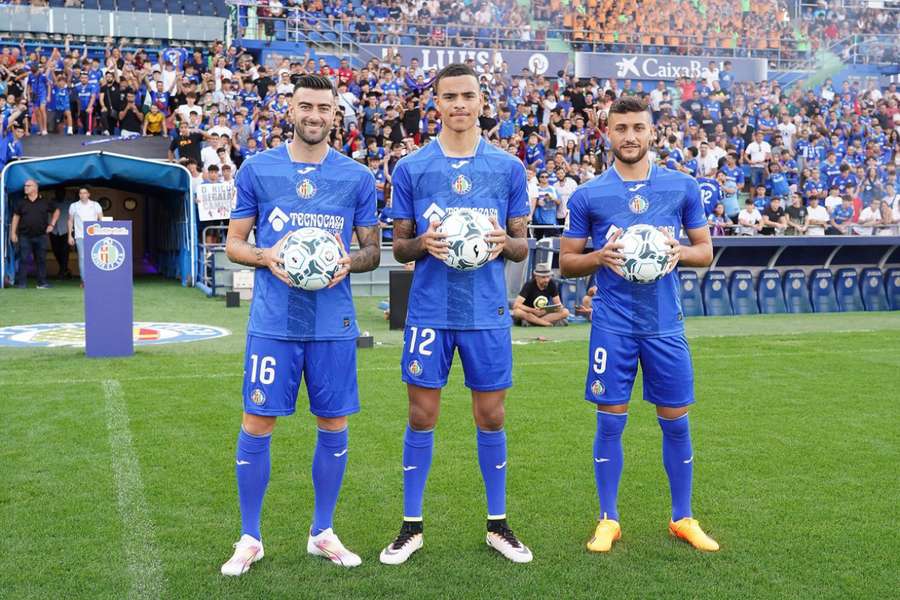 Mason Greenwood, ao lado de Diego Rico (esquerda) e Óscar (direita)