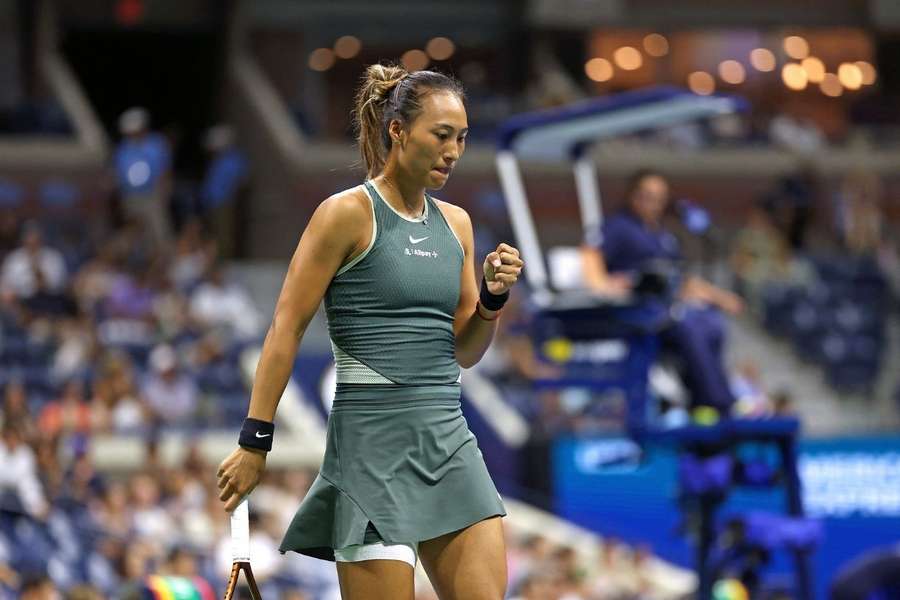 Zheng celebra un punto frente a Vekic.